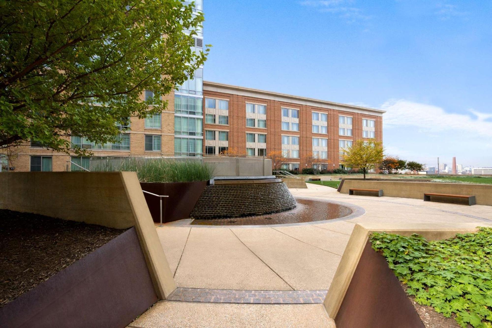 Hilton Garden Inn Baltimore Inner Harbor Экстерьер фото